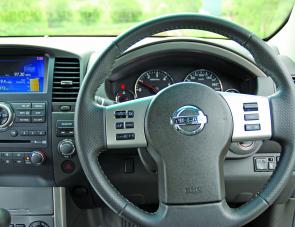 The Pathfinder’s wheel mounted controls ensures there are major functions at the driver’s finger tips.