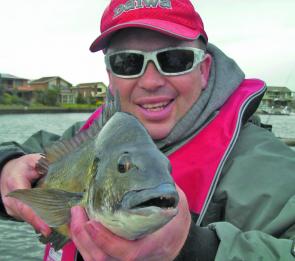 Vyak comp runner up Scott Baker, with another stud Patto Bream. Scott was also equal biggest bream with 41cm.