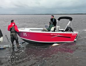 In the windy conditions the boys from Warragul Marine were extra careful that the new Piranha didn’t suffer any ramp rash – but it slipped onto the Savage trailer with ease.