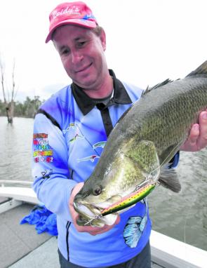 Peter Jung displaying a 71cm Monduran barra caught on a Reidy’s Junior B52 in rainbow trout colour that had sticky weight added to make it suspend.