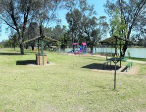 The riverside park adjoins the camping grounds and is a great place to relax, or do some fishing. 