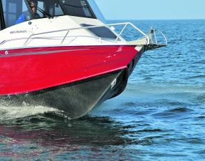 The 670HTP’s high-tech Waveslicer non-pounding, deep-V hull delivers an ultra-smooth ride.