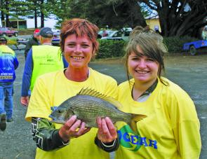 Team Reel Woman’s Barra Classic’s Charmaine Burton and Brittney Burton who flew down from Darwin to compete prove they can catch more than just Barra with a quality Glenelg River bream from Day One competition.