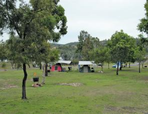 A BBQ, some firewood, and a great view of Glenlyon Dam; camp sites don’t come much better than this. 