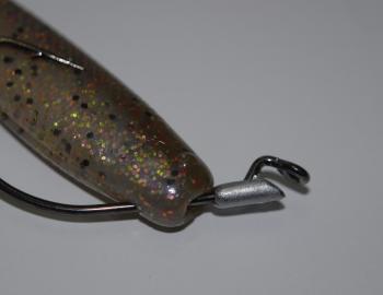 SnakelockZ have a small white metal ‘keeper’ lump moulded onto the neck of the hook, to stop the plastic being torn down the hook during a tail strike. However, this keeper doesn’t allow all plastics to be rigged in the conventional manner. Pushing this l