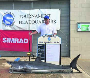 Cliff Fent with his winning 91.4kg mako shark on 15kg line class. Photo courtesy of Dave Fent.