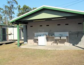 A big sink, hot water on tap: cleaning up the dishes after a meal is never easier than at Camp Kanga. 