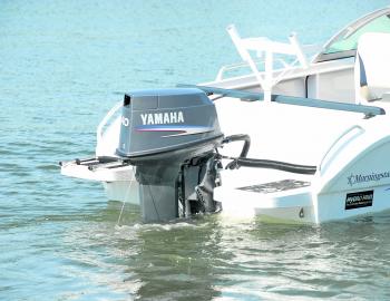 With engine ratings as high as 90hp, the 40 Yamaha 2-stroke was modest power. However, the 3-cylinder engine did such a good job of powering, I believe it would be well suited to family boating in both bay and estuary waters.