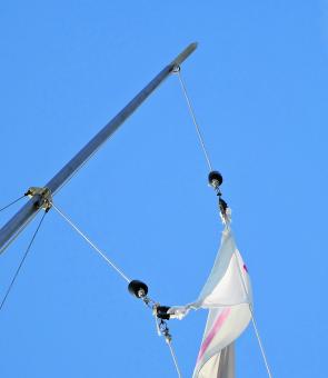 This image provides a good view of an outrigger tip running two clips on independent halyards (however the attempt to run one flag using both clips is probably a fail!) It demonstrates that you don’t normally want to run both clips so close together,