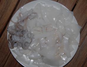 However you like to cook your squid, cleaning it properly will make a big difference to the final result on the plate. Even if I am going to freeze freshly caught squid, I will clean it first before I cryovac it because this will guarantee a clean, untain