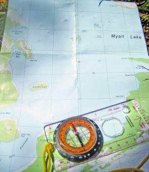 Navigation is best done with a 1:25000 map and compass. 