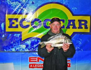 Dean Truman from Team Whitehead Timber Sales displaying the 1.29kg Eco-Gear Big Bream for the crowd.