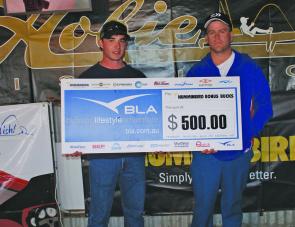 Team Colac Tackle’s Steve Parker and Declan Betts display the $500 Humminbird Bonus Bucks cheque for using a Humminbird and finishing in the top spot.