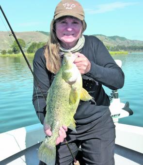Denise Kampe with a top quality Somerset Dam golden. This fish was taken on fly right next to the southern boat ramp at old Kirkleigh (Somerset Park) while we were waiting for our turn to pull the boat out. 