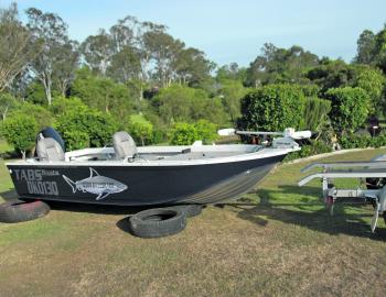 The car is driven forward very slowly as the tyres for the sides of the hull are aligned. Then the job’s done and the trailer is ready for any work. 