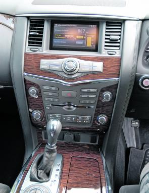Woodgrain trim, brushed metal highlights plus prominent dials characterise the Y62 Patrol’s dash layout. 