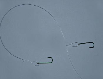 The basic rig generally consists of two hooks spaced around 30-50cm apart on a fluorocarbon leader. Each hook needs to be on a loop of leader line, especially when using string weed. The string weed is fed through the loop and then wrapped around the hook