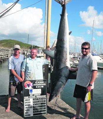 Joel Radnidge on No Excuse was on fire with big makos during the Hot Current event, decking a pair of rippers over 20kg.