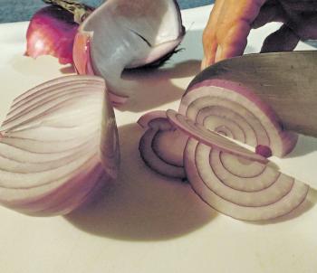 Cut both ends off the onion, peel the onion and cut it into half. Cut the onion into thin slices. Separate the onion rings and add them to the bowl with the lettuce. 