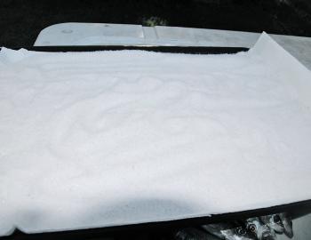Put a few layers of kitchen paper on a tray or in the sealed container. Put 1-2cm of salt in an even bed on the paper.
